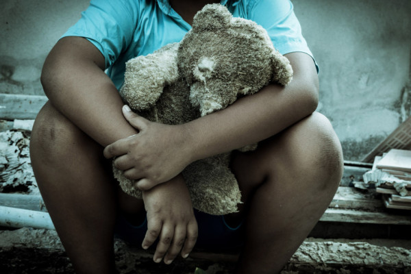 web-child-sad-teddy-bear-shutterstock_406436800-pikul-noorod-ai